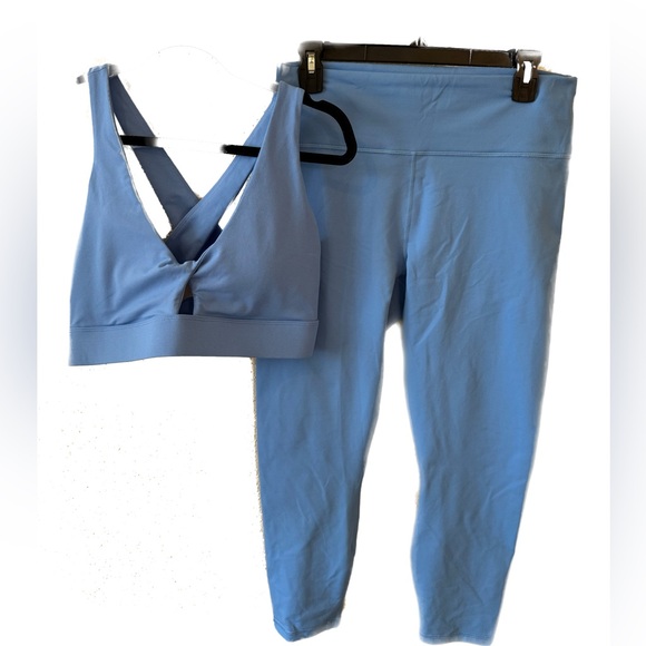 Fabletics Workout Set - Picture 2 of 4